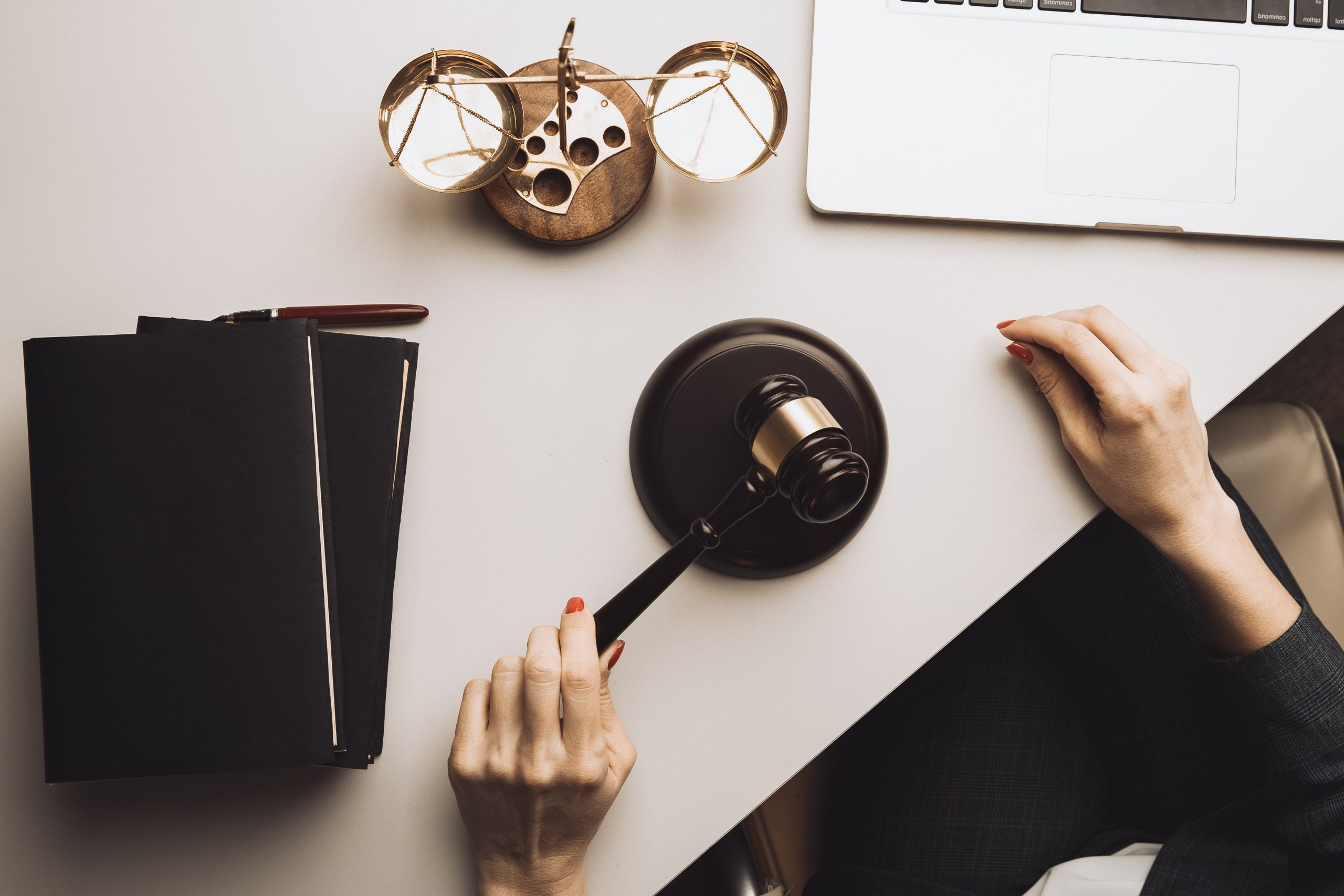 când am nevoie de avocat în drept penal